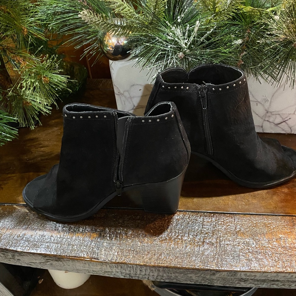 NWOT size 8 Portland Brand Black Suede Peep Toe studded boots